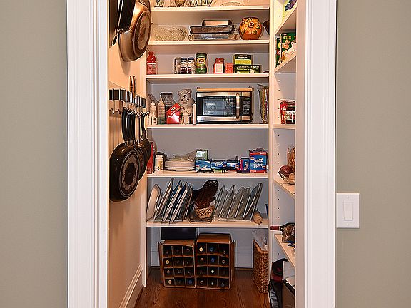 Pantry w/pocket door