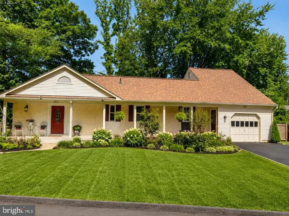 8531 W Oak Pl, Vienna, VA 22182