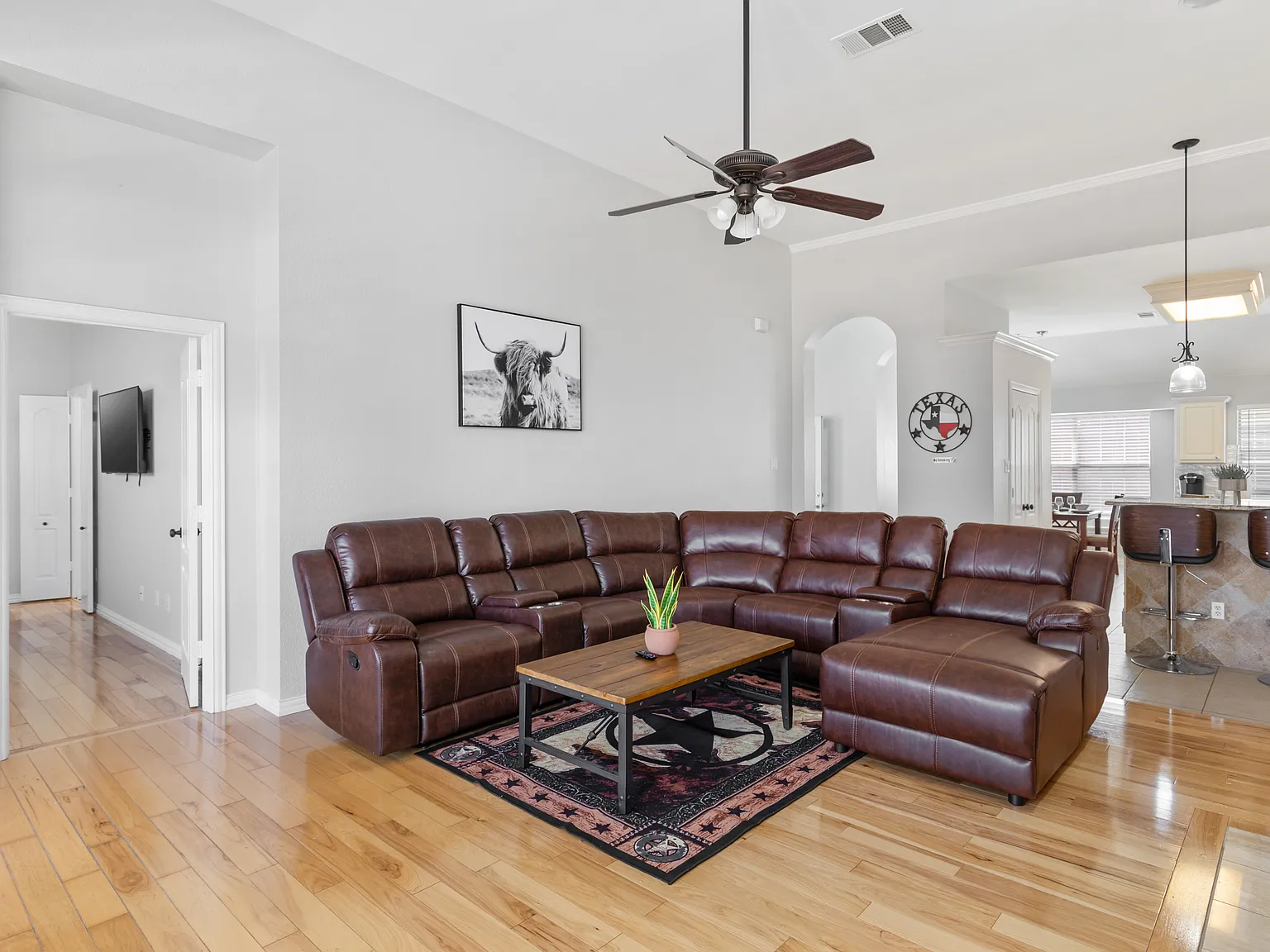 4 bed, 2144 sqft, $5,650 — Photo 2