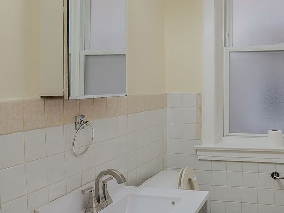 3rd image of 1-5542 W Gladys Ave Unit 1