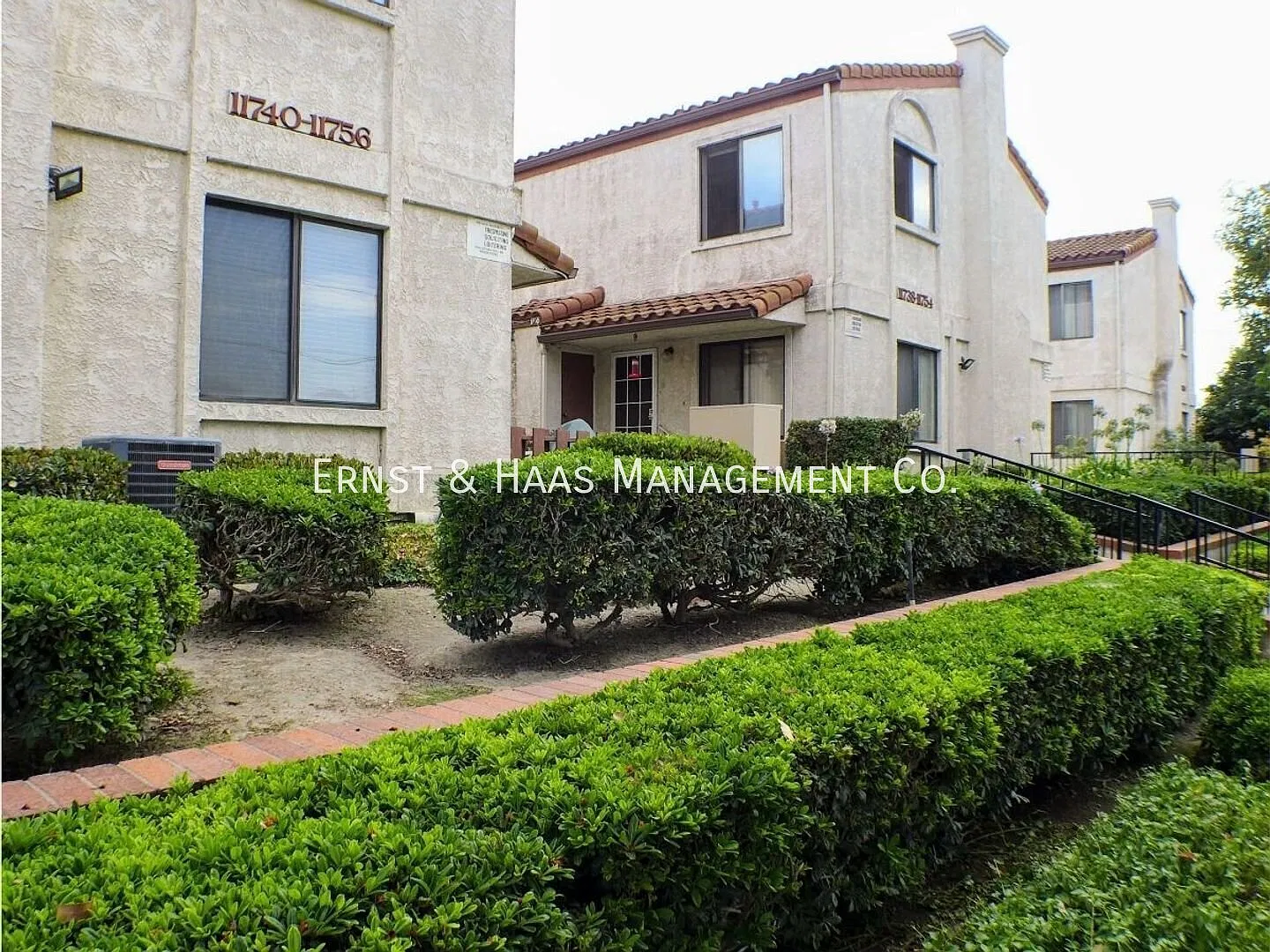Wonderful Lakewood End-Unit Townhouse! — Photo 1