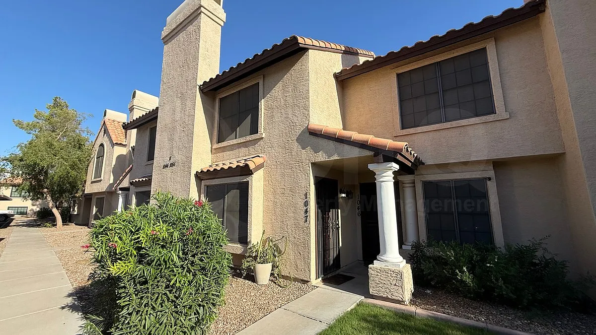 2 bed, 1.5 bath, 954 sqft, $1,900 — Photo 1