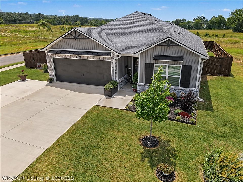 1st image of 305 Twisted Oak Way