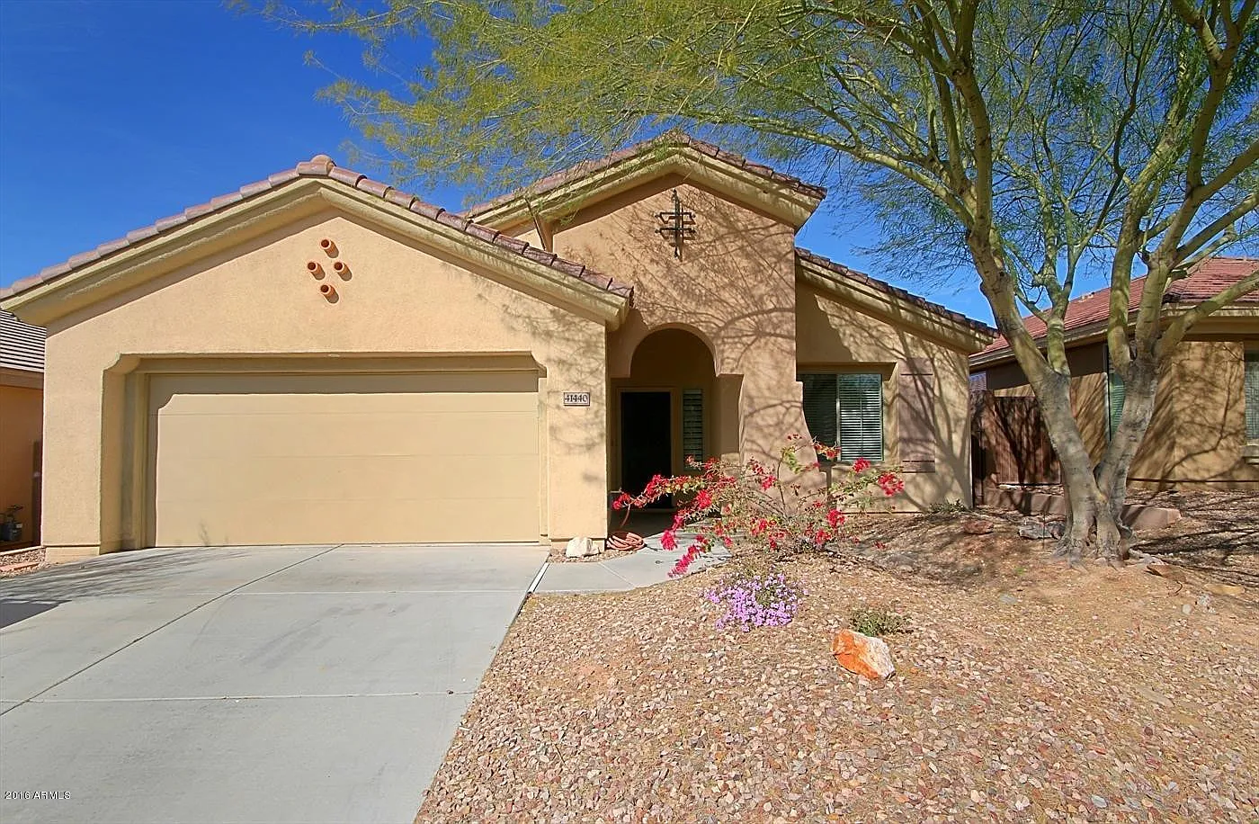 3 bed, 2.0 bath, 2082 sqft, $2,600 — Photo 1