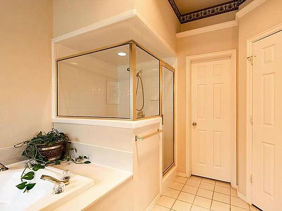 Master bathroom1
