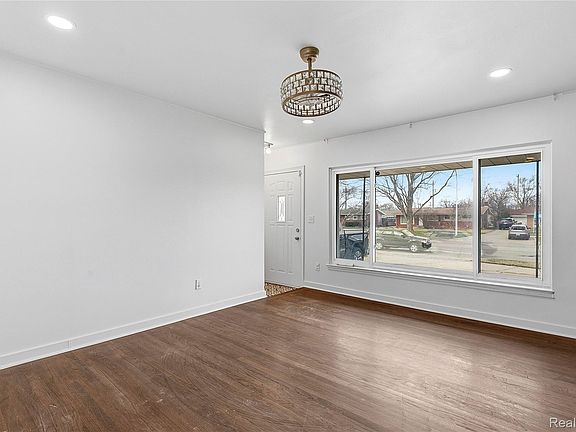 3rd image of 1575 W Thirteen Mile Rd