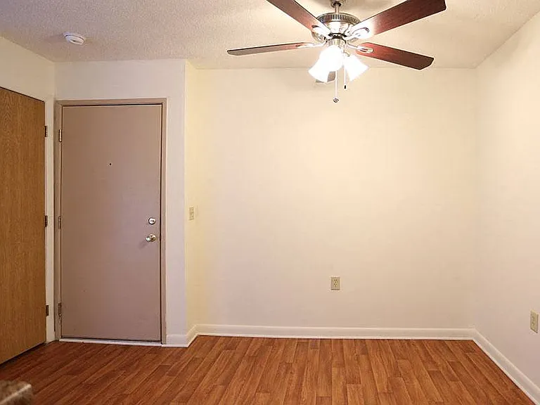 HUNTERS OAK APARTMENTS — Photo 5