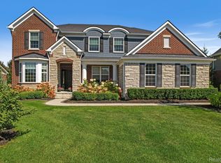 22742 Country Club Dr, South Lyon, MI