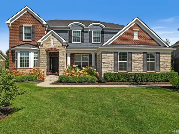 22742 Country Club Dr, South Lyon, MI 48178