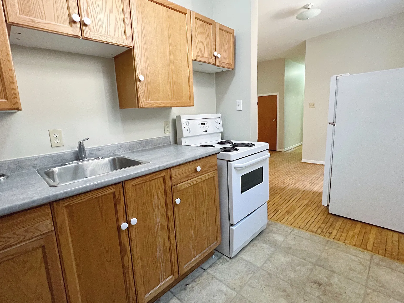 261 University Avenue — Photo 2