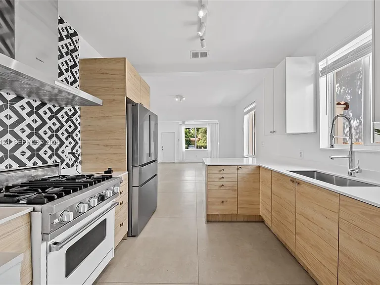 565 NW 44th St — Photo 1