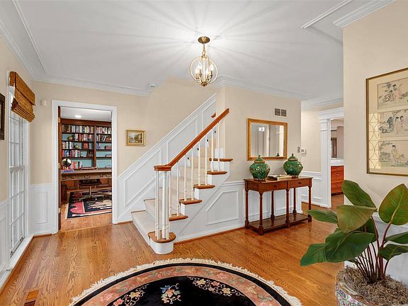 4th image of 9838 Waterbury Dr