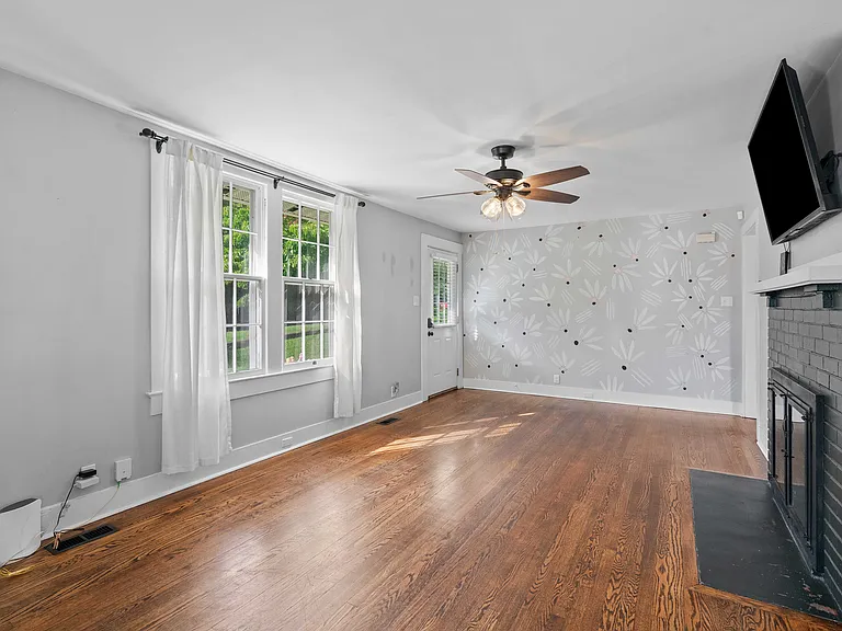 258 E Moody Ave — Photo 15