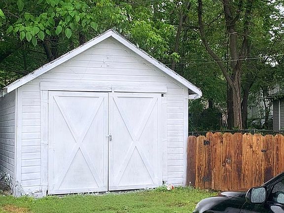 Detached Garage/Cedar Fence