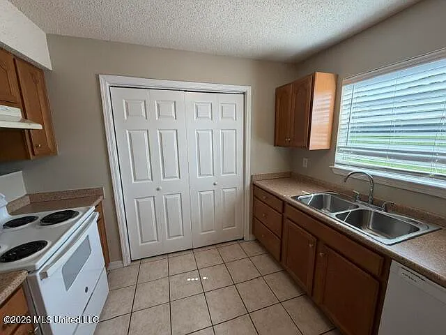 2 bed, 1.5 bath, 1000 sqft, $900 — Photo 2