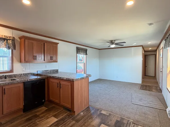 5425 Valley Dr, Bettendorf, IA
