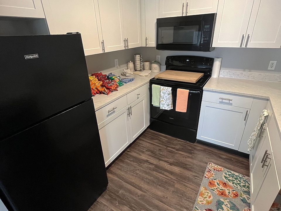 CenterPointe Apartments & Townhomes 5570 Centerpointe Blvd