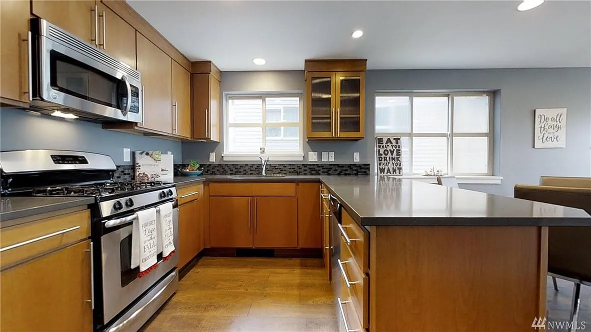 3 bed, 3.5 bath, 1290 sqft, $2,995 — Photo 3