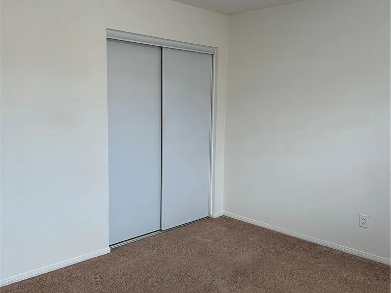 408 Middlebury Ct — Photo 31