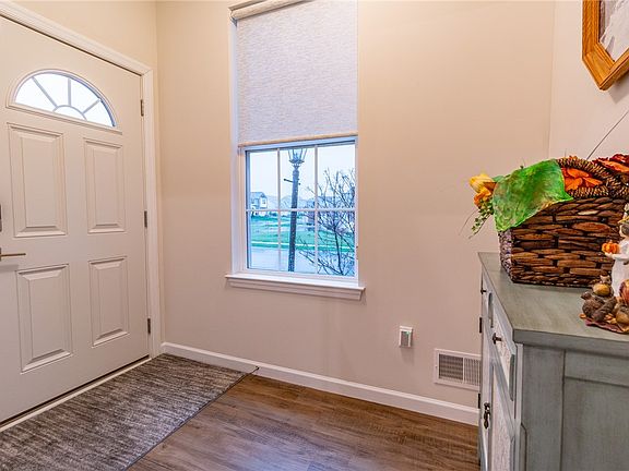 5th image of 104 Essex Ct
