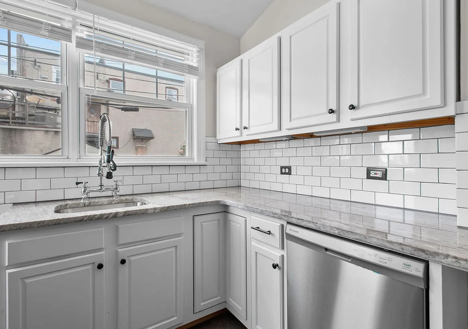 First Month Rent Free** Row Home With Hardwood Flrs. Throughout. Haverford Sd, Walk To Bryn Mawr ... — Photo 3