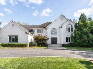 27 Thames Dr, Livingston, NJ 07039
