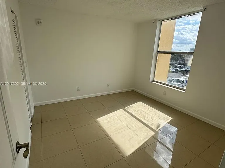 2020 NE 135th St #303 — Photo 8