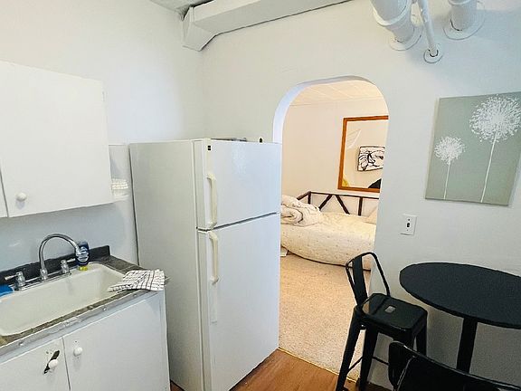 4th image of 915 2nd Ave S #8