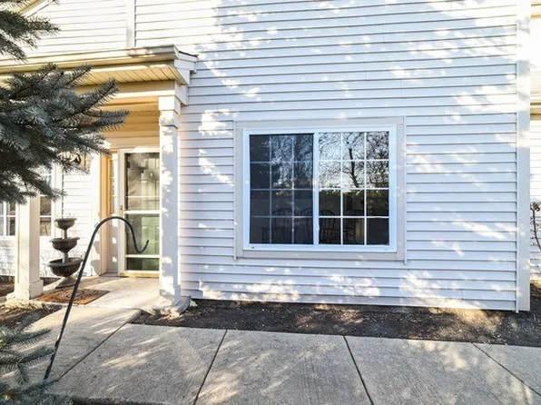 257 Nicole Dr Unit A, South Elgin, IL 60177