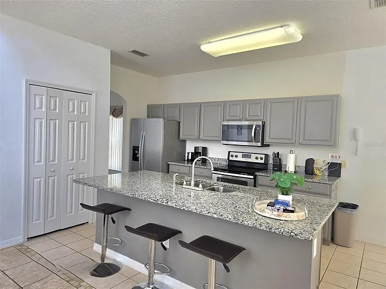 1027 Balmoral Dr — Photo 3