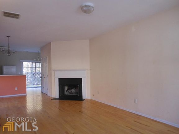 2nd image of 994 Redwood Dr