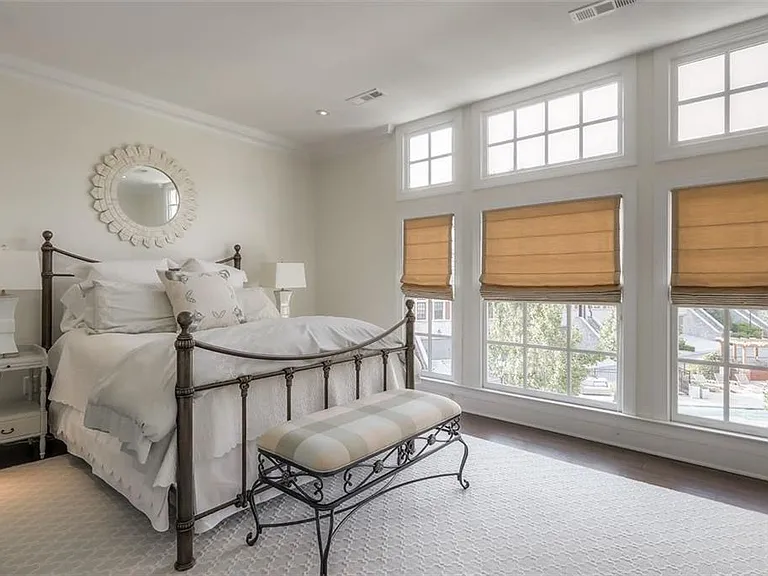 1317 Dover Cir NE — Photo 26