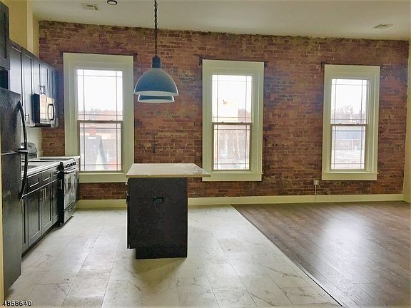 2nd image of 518 S Main St #6