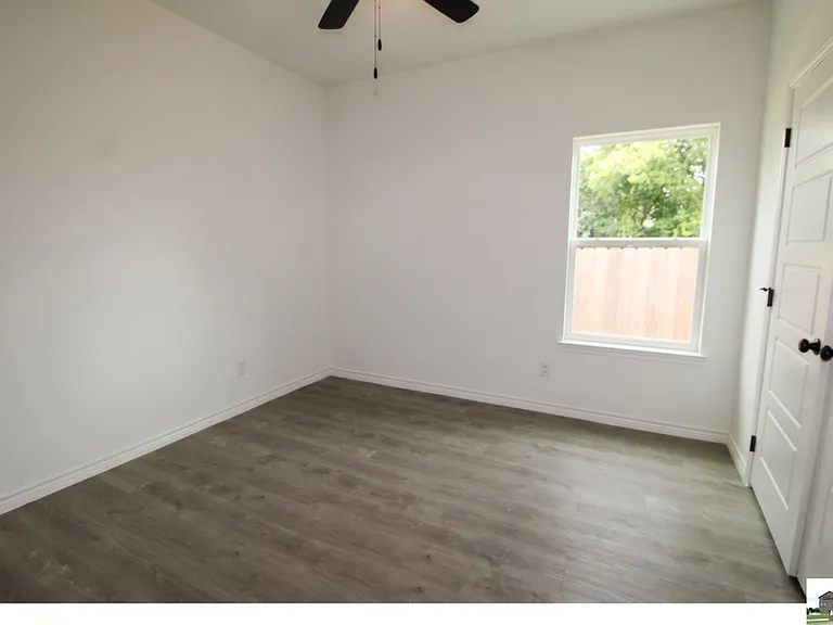 921 Ashwood Dr #A — Photo 14