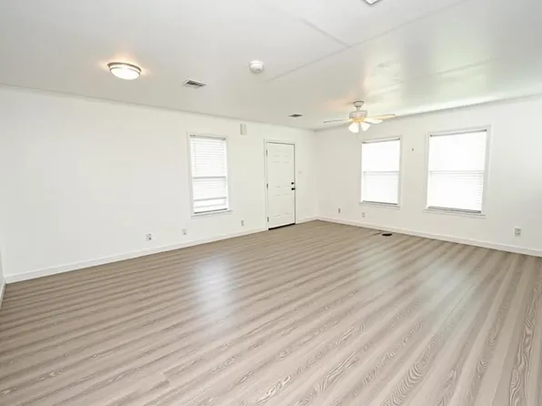 1231 W 7th St, Freeport, TX 77541