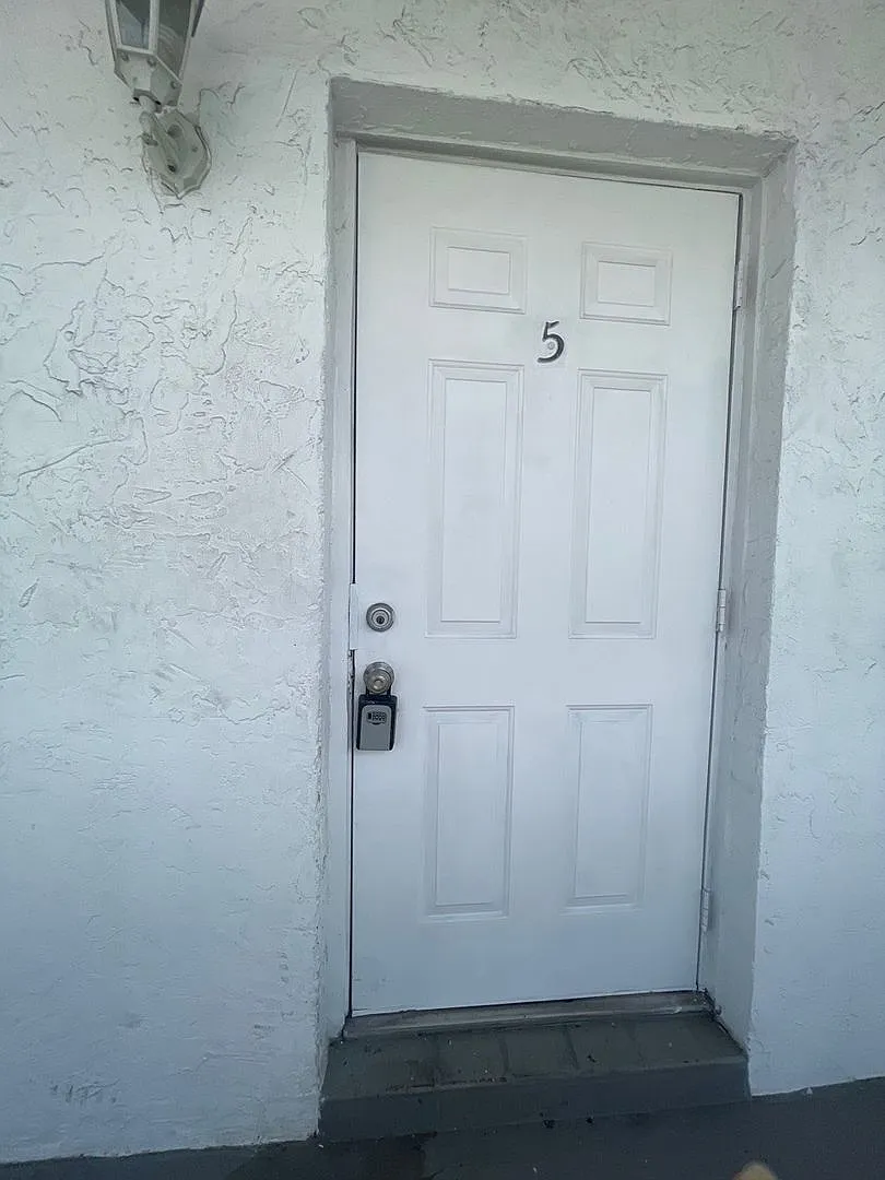 2306 NW 9 Ave — Photo 2