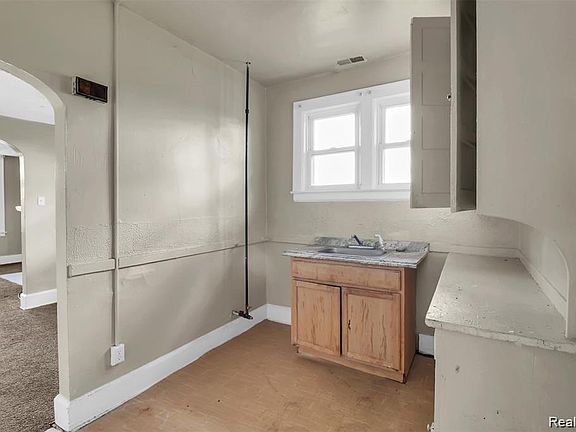 5th image of 4025 Clements St