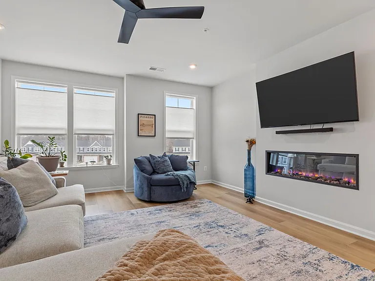 642 Brookwood Glen Ter #B — Photo 9