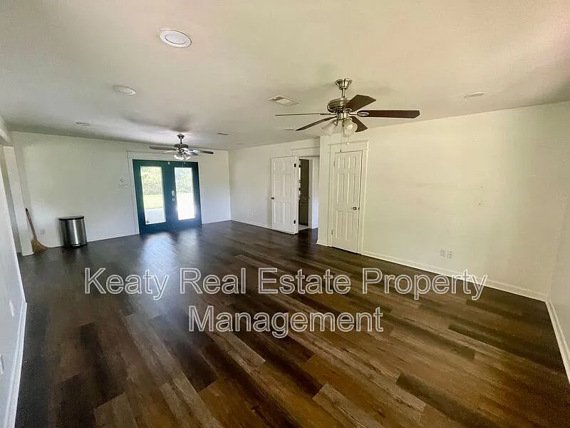 3 bed, 2.0 bath, 1562 sqft, $2,200 — Photo 2