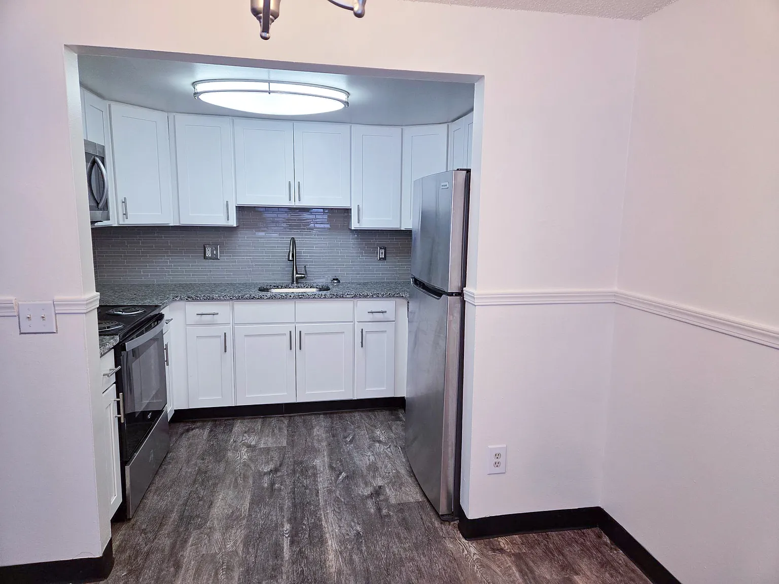 Dixon Manor Apartment Homes — Photo 3