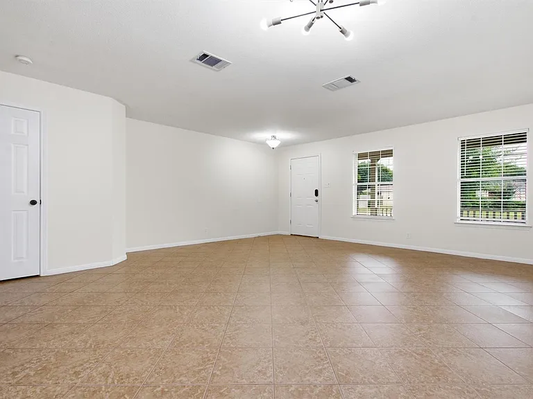 1806 Carriage Hills Trl — Photo 4