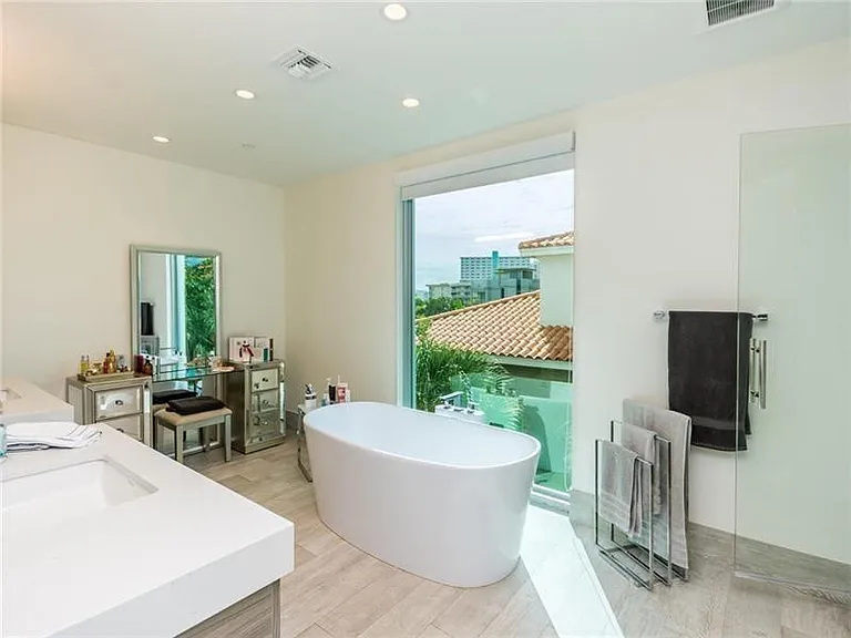 240 Shore Ct — Photo 23
