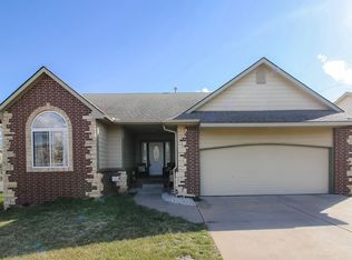 728 N Timberleaf Cir, Derby, KS 67037