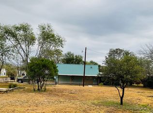 517 W Barnard Ave, Uvalde, TX 78801