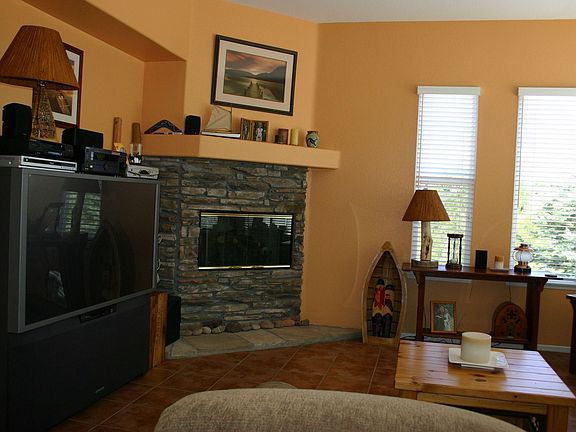 Open floor plan w/ views