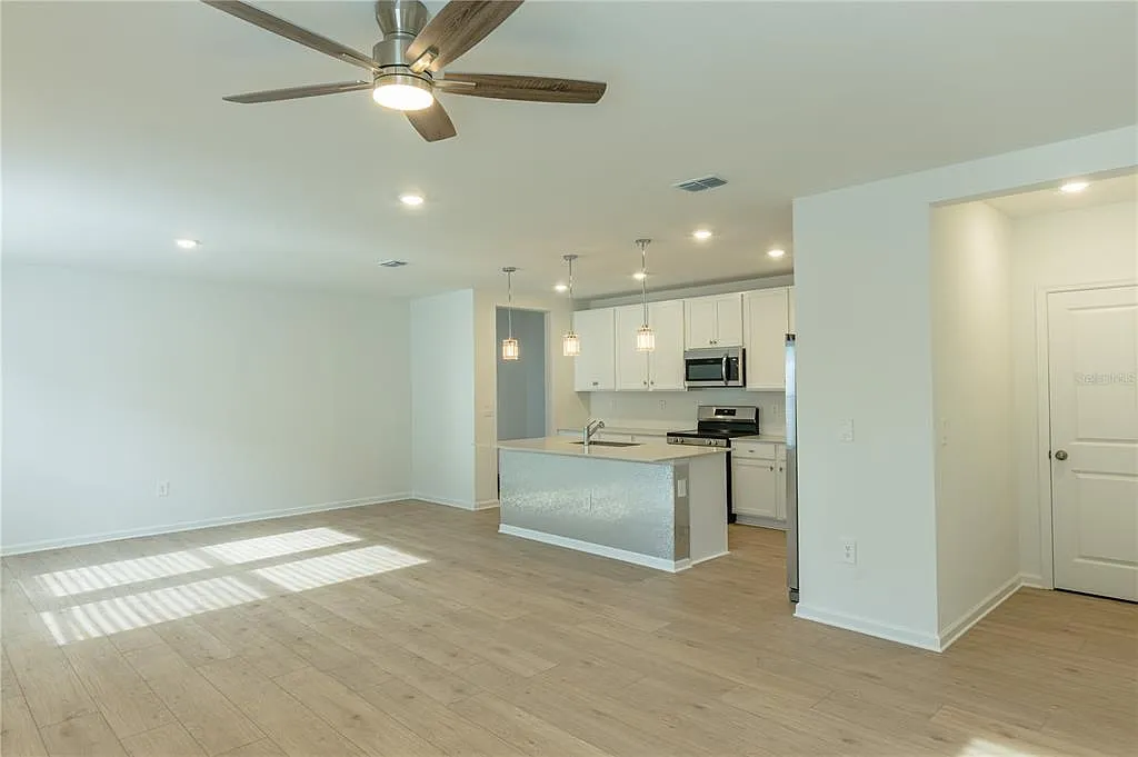 4 bed, 2.5 bath, 2088 sqft, $2,300 — Photo 4
