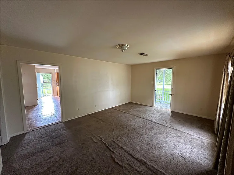 2570 Stadium Dr — Photo 7