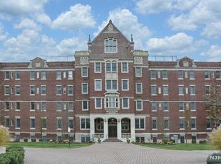 4202 Rio Vista Dr, Mahwah, NJ 07430