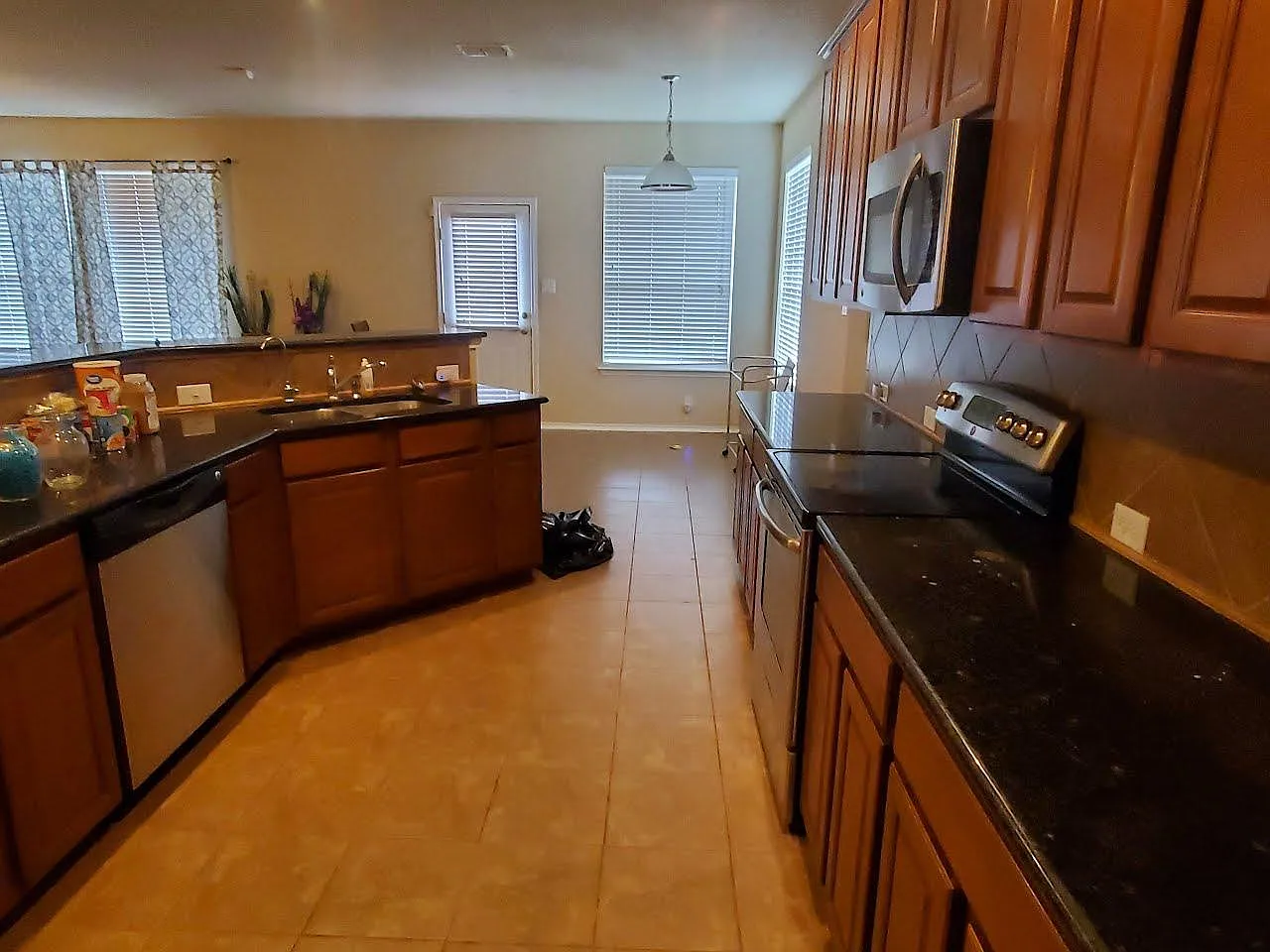4 bed, 2.5 bath, 2701 sqft, $2,200 — Photo 2