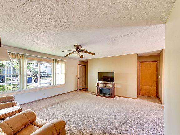 4th image of 814 Crawford Dr